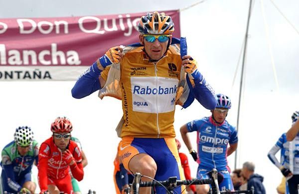 Denis Menchov (Rabobank) puts on a jacket at the top of a climb