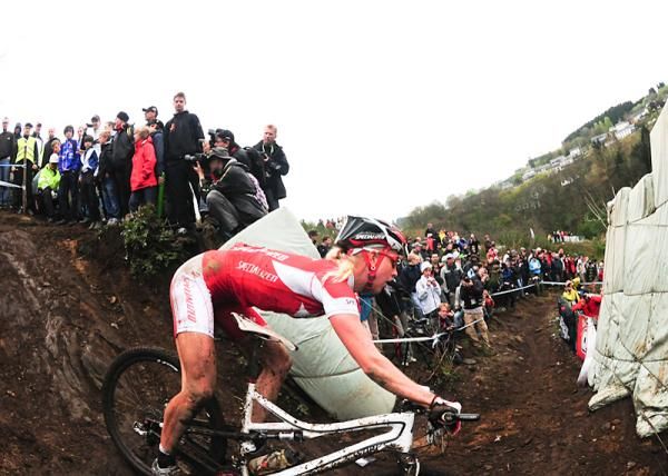 Lene Byberg (Specialized) on a steep descent