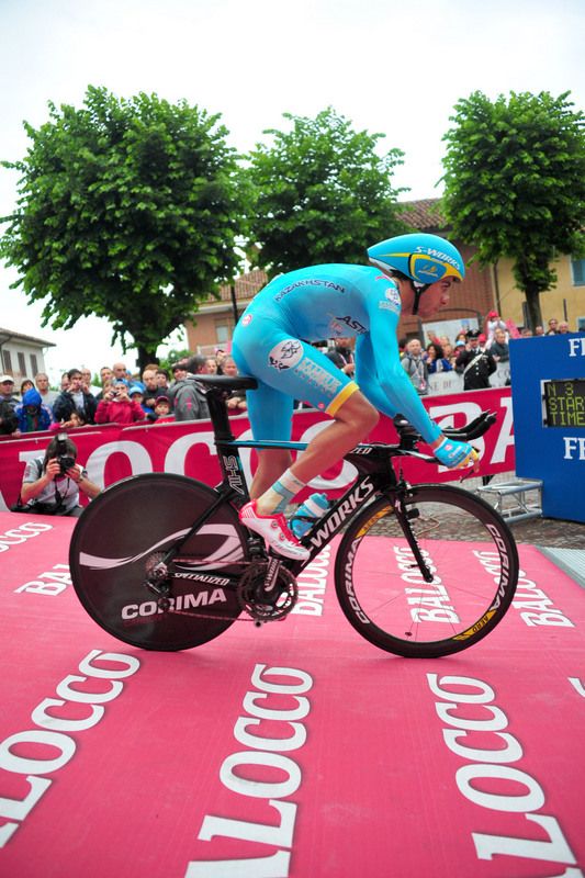 Fabio Aru starts his time trial in 2014