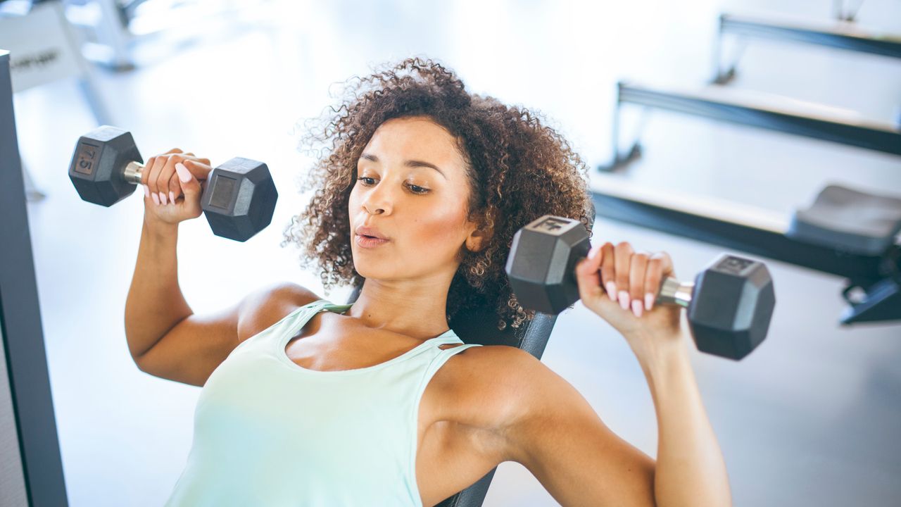 Women doing shoulder press 