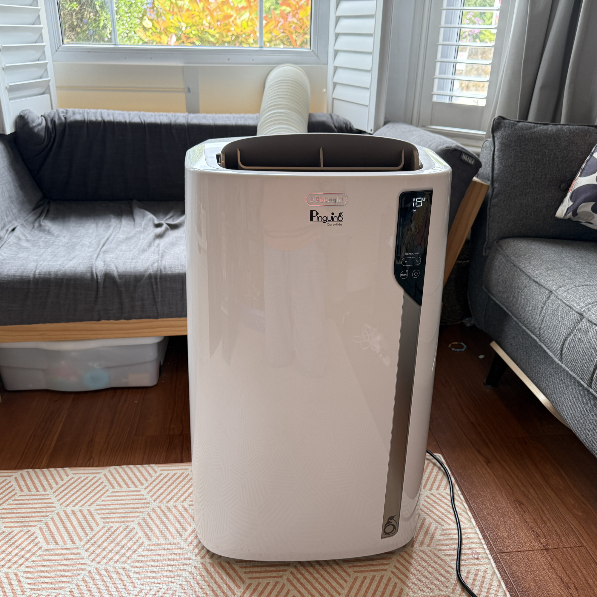 delonghi pinguino cae4me portable air conditioner in a living room