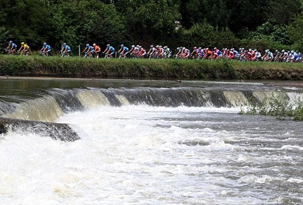 The peloton in the valley