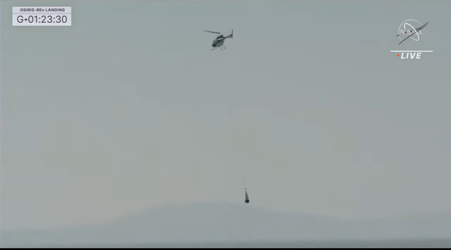  helicóptero de recuperação coletando com sucesso a cápsula
