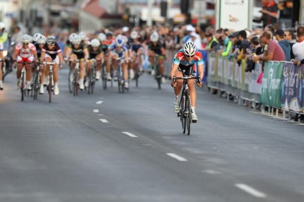 In the final lap, Gracie Elvyn (Jayco-AIS) tried to go alone for second place.