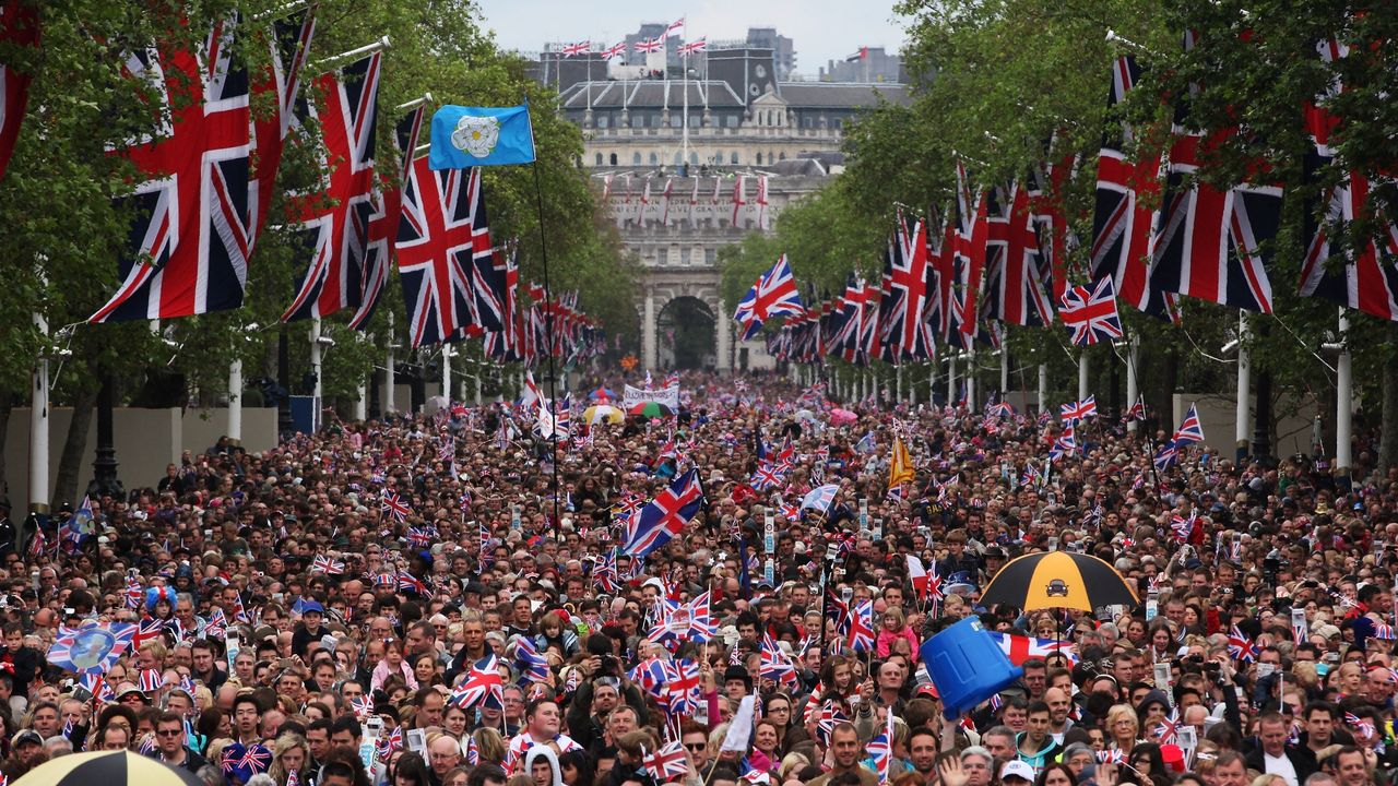 Crowds on the Mall for the Queen&amp;#039;s Diamond Jubilee in 2012