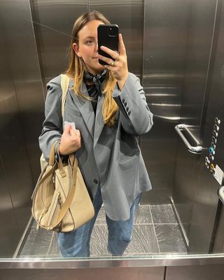 Poppy Nash trägt den Blazer von The Frankie Shop