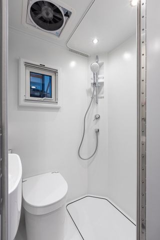 KRUG Expedition Bedrock XT2 shower room