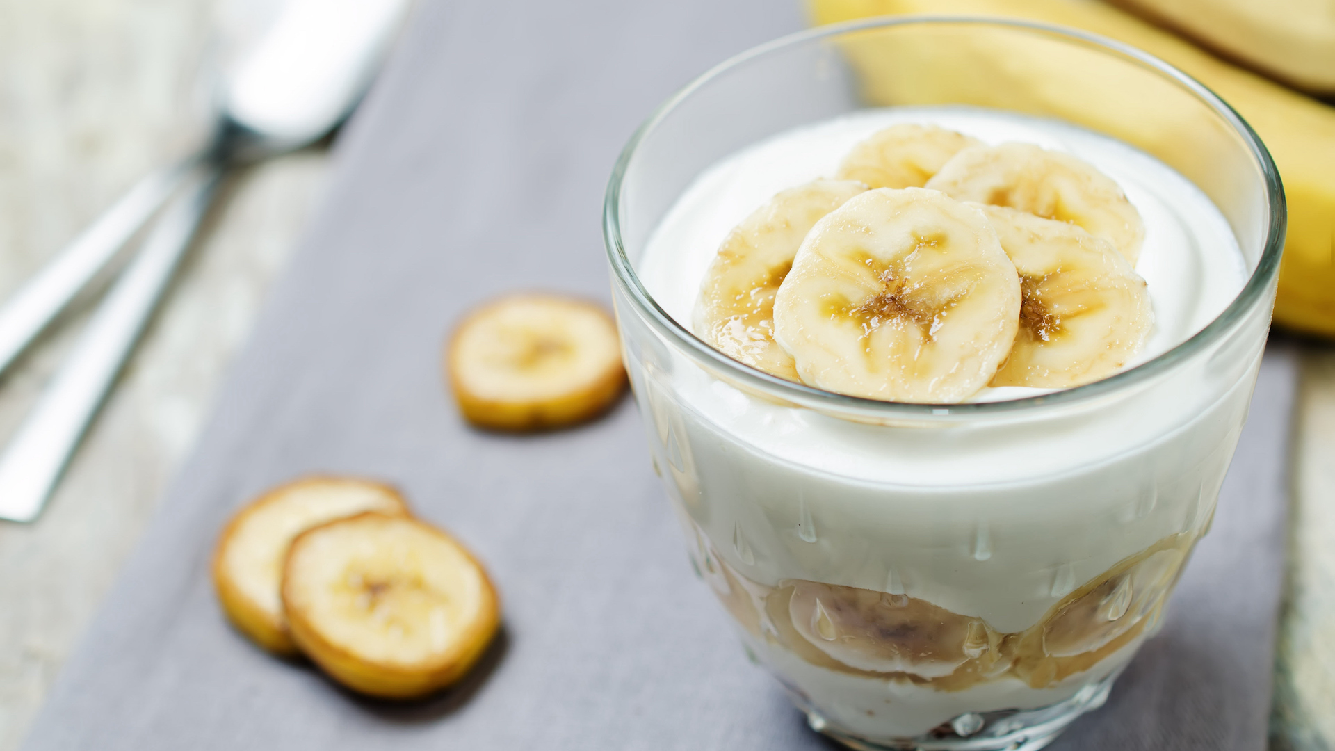 Banana parfait in a glass bowl