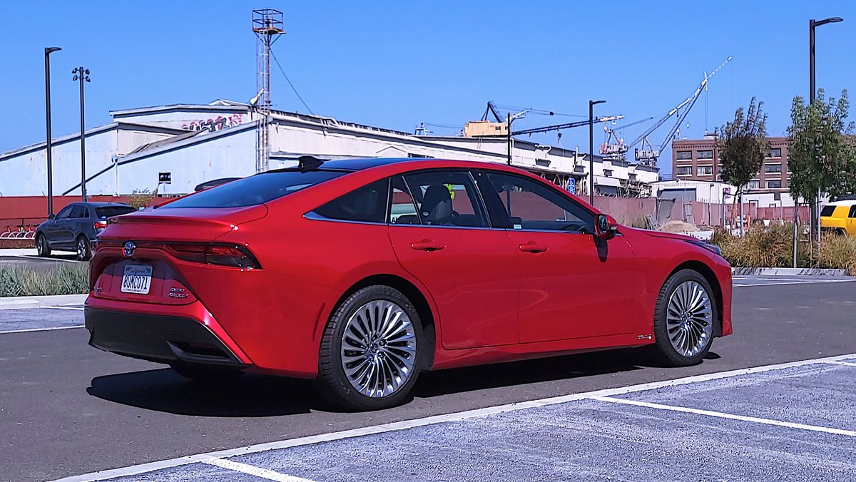 Rear view, at an angle, of Toyota Mirai (2021)