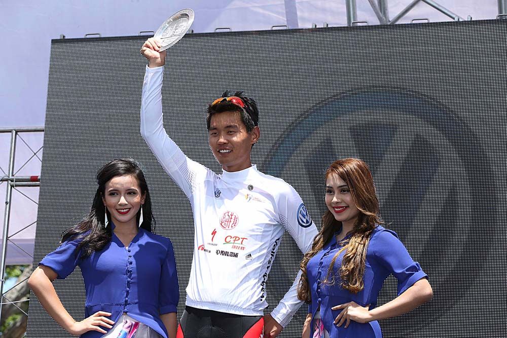 Meiyin Wang (Hengxiang Cycling Team) also has the best Asian rider white jersey
