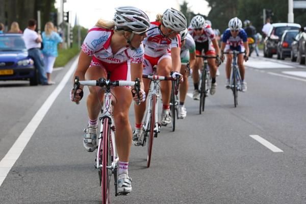 Marijn De Vries (Leontien.nl) and Marie Lindberg (Redsun Cycling Team) look for a reaction after an acceleration.