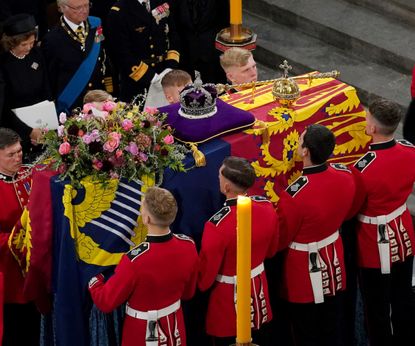 The Queen’s funeral flowers – and the special meanings the wreath ...