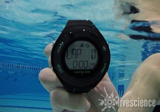 The bright display of the PoolMate Live is easy to see underwater.