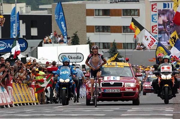 Frank Schleck (CSC) zips up his jersey