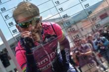 Diego Ulissi signs on before stage 6 of the Giro d'Italia
