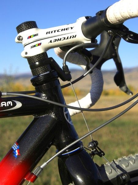 The head tube uses conventional headset cups