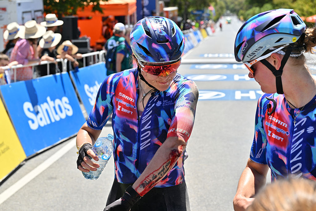 Soraya Paladin, ciclista italiana del Canyon Sram Zondacrypto, revisa sus heridas después de estrellarse durante la primera etapa de la carrera ciclista femenina Tour Down Under en Adelaida el 17 de enero de 2026. (Foto de Brenton Edwards / AFP) / --IMAGEN RESTRINGIDA AL USO EDITORIAL - ESTRICTAMENTE SIN USO COMERCIAL--