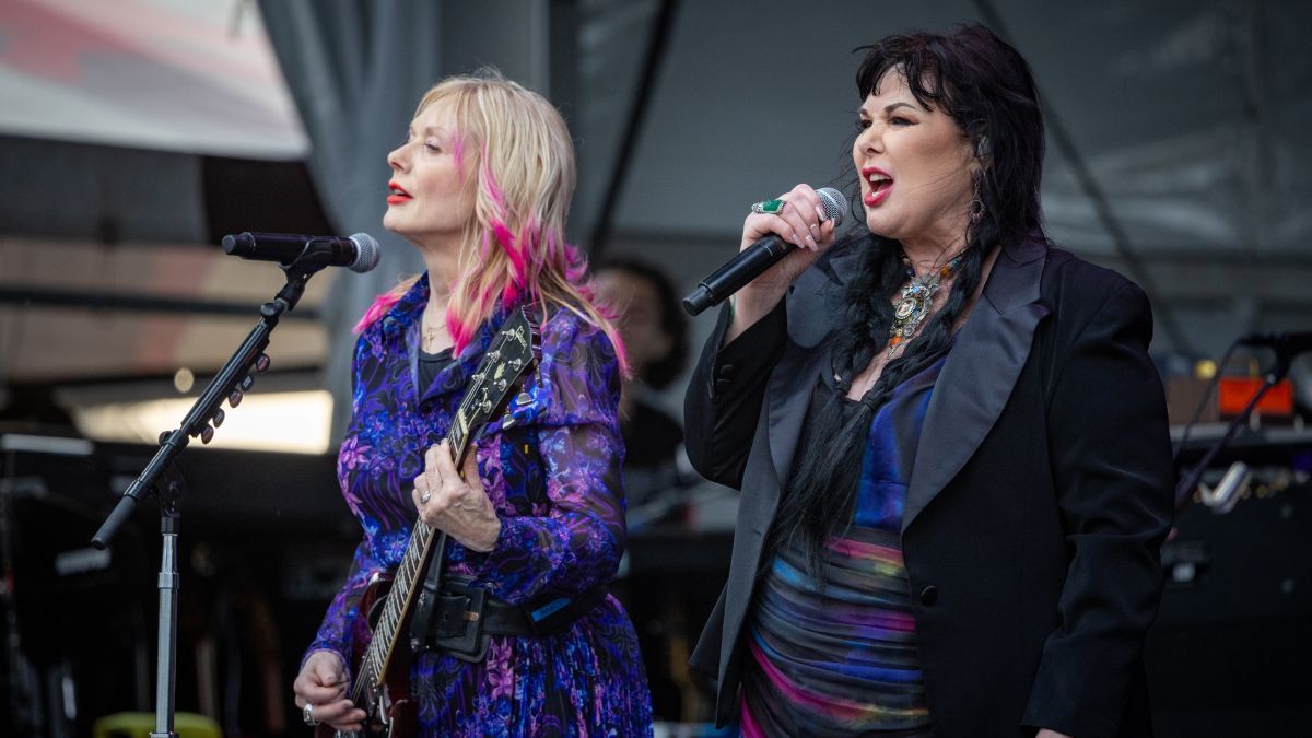 L-R) Nancy Wilson and Ann Wilson of Heart perform during day 4 of the New Orleans Jazz &amp; Heritage Festival 2024 at Fair Grounds Race Course on April 28, 2024 in New Orleans, Louisiana