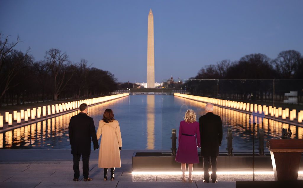 Biden to hold candle-lighting ceremony as U.S. mourns 500,000 COVID-19 ...