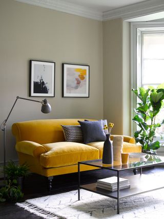 sofa com Saturday yellow