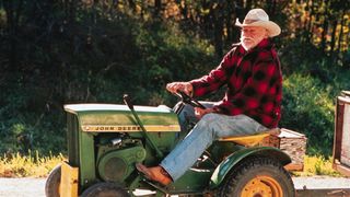 Richard Farnsworth as Alvin Straight driving a tractor during one of the best David Lynch movies, The Straight Story.