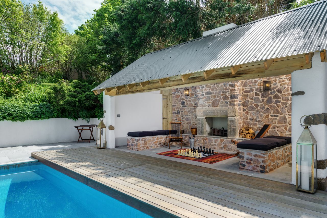 10 pool deck ideas to create the perfect spot for summer lounging ...