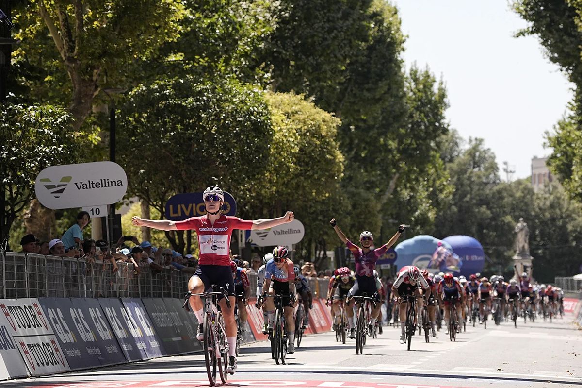 Lotte Kopecky winning stage 5 of the Giro d'Italia Women
