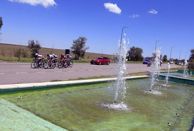 Riders in the break may have been tempted to stop for relief from the scorching heat in San Luis.