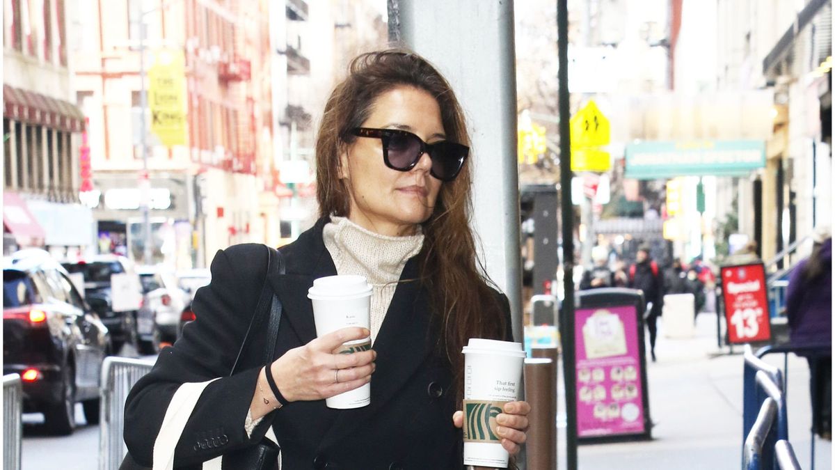 Katie Holmes révèle une façon géniale de porter vos chaussures plates préférées en hiver 