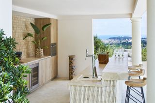 An outdoor kitchen made in stone and tile