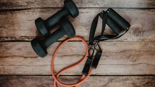 Fitness equipment: skipping rope and dumbbells