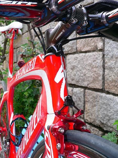 A narrow hourglass-shaped head tube houses the 1" alloy steerer on the N'Aero fork.