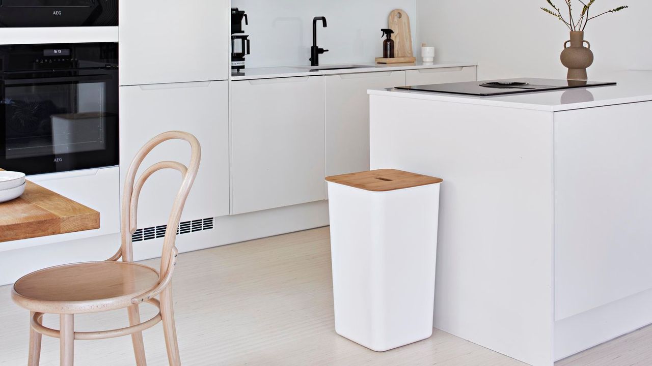 White trashcan, white kitchen island