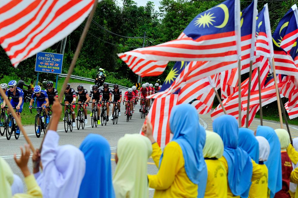 Spectators watch the peloton pass at the 2017 Tour de Langkawi