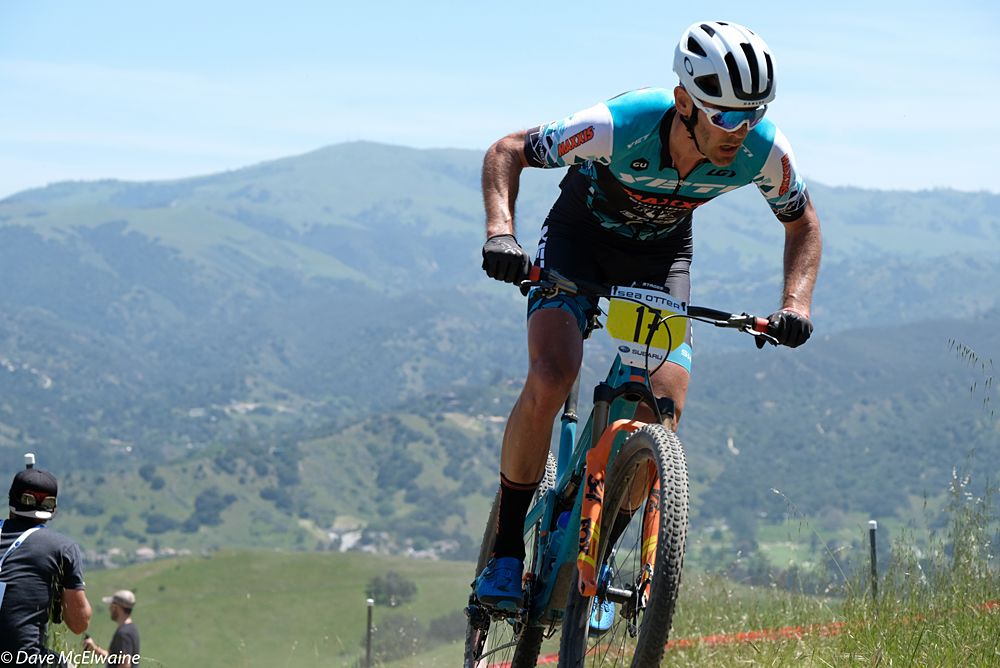 Geoff Kabush (Yeti-Maxxis) riding in the top ten mid-race