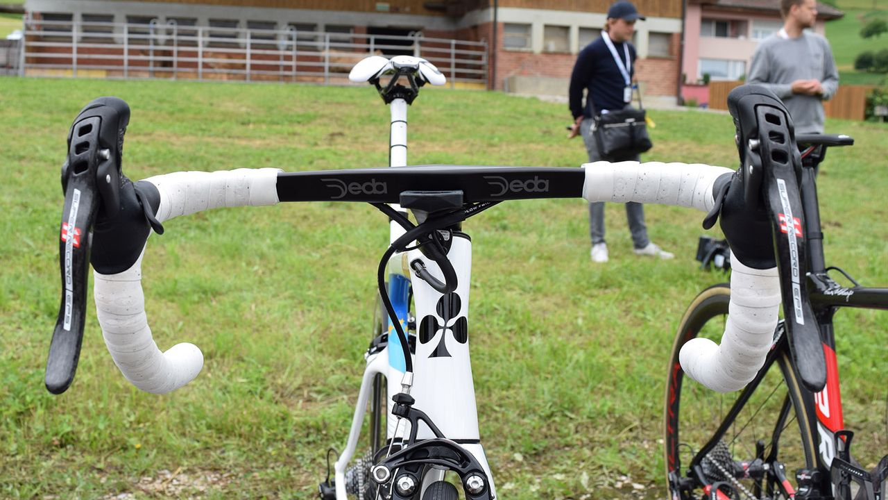 A look at the frontal profile of the Deda Ale Nera cockpit