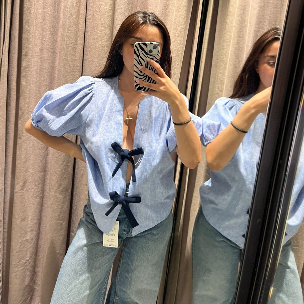 Zara bluz ve kot pantolon giyen Kıdemli Alışveriş Editörü Marina Avraam