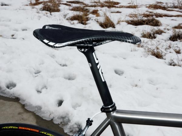 Selle Italia's SLR Teknologika Flow saddle and Enve Composites seatpost contribute to the bike's paltry weight.