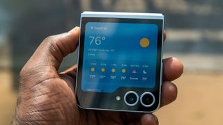 Weather widget on the Samsung Galaxy Z Flip 6 cover screen