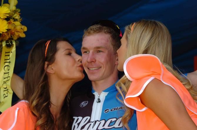 Slagter (Blanco) receives the kisses from the podium girls at the Santos Tour Down Under