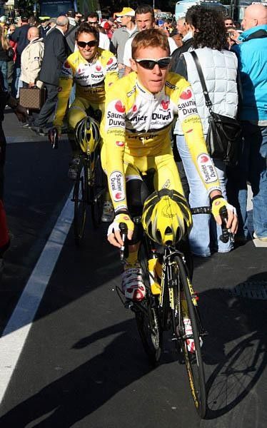 Riccardo Ricco (Saunier Duval - Prodir) leads team captain Gilberto Simoni to the sign on