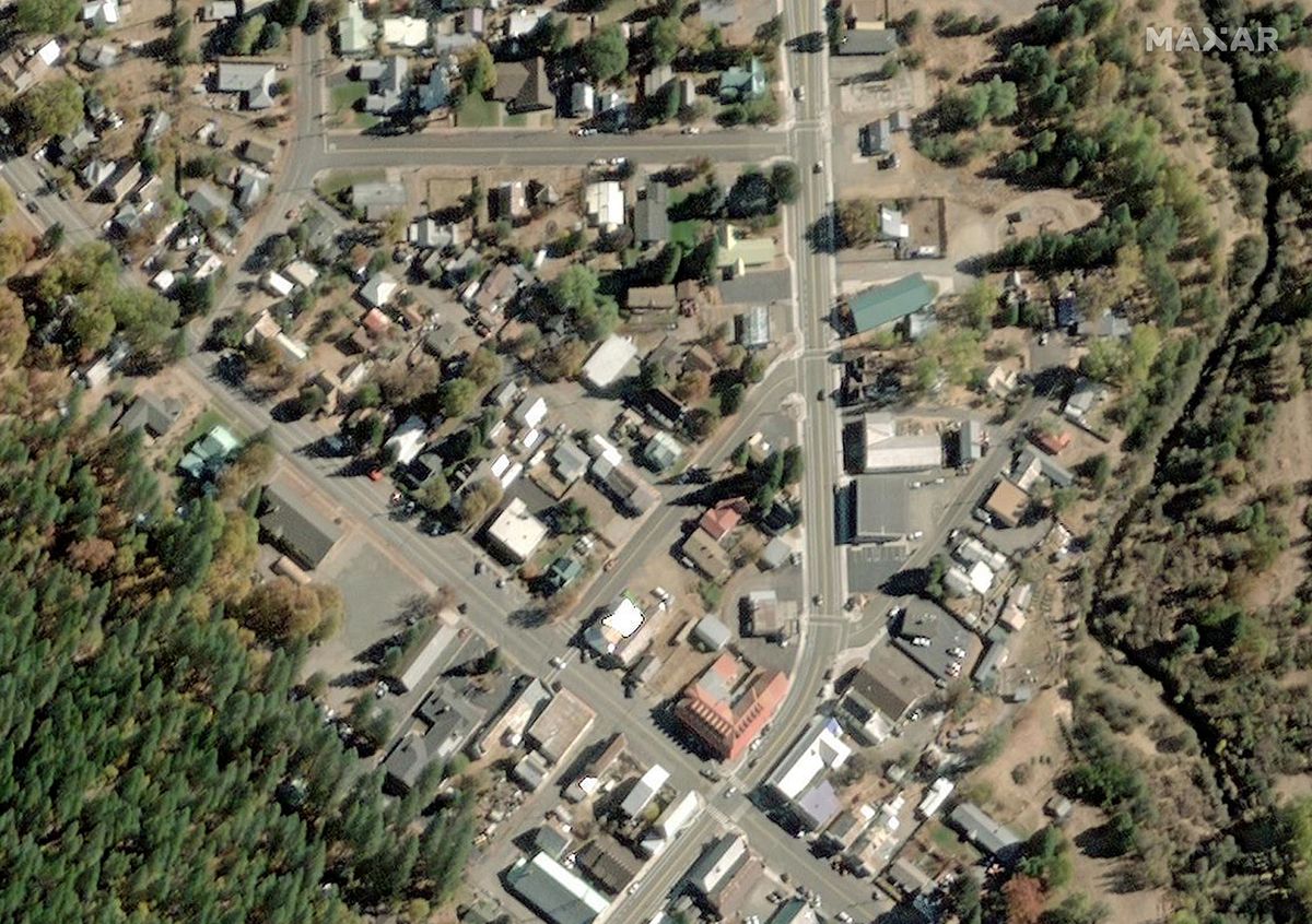 Before-and-after photos from Maxar's Worldview-1 satellite show the massive devastation of the California town Greenville by the Dixie Fire in August 2021.