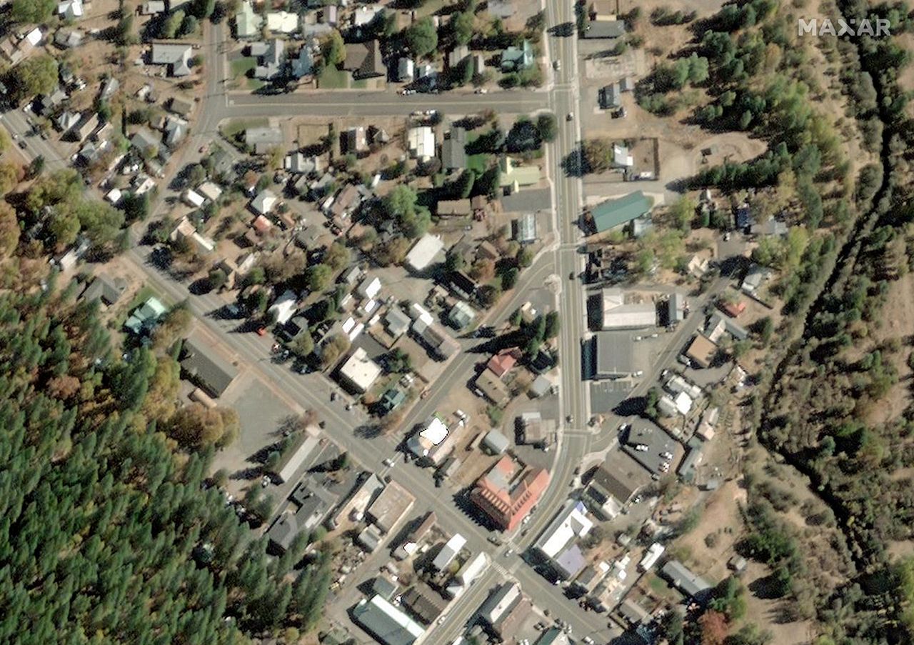 Before-and-after photos from Maxar's Worldview-1 satellite show the massive devastation of the California town Greenville by the Dixie Fire in August 2021.