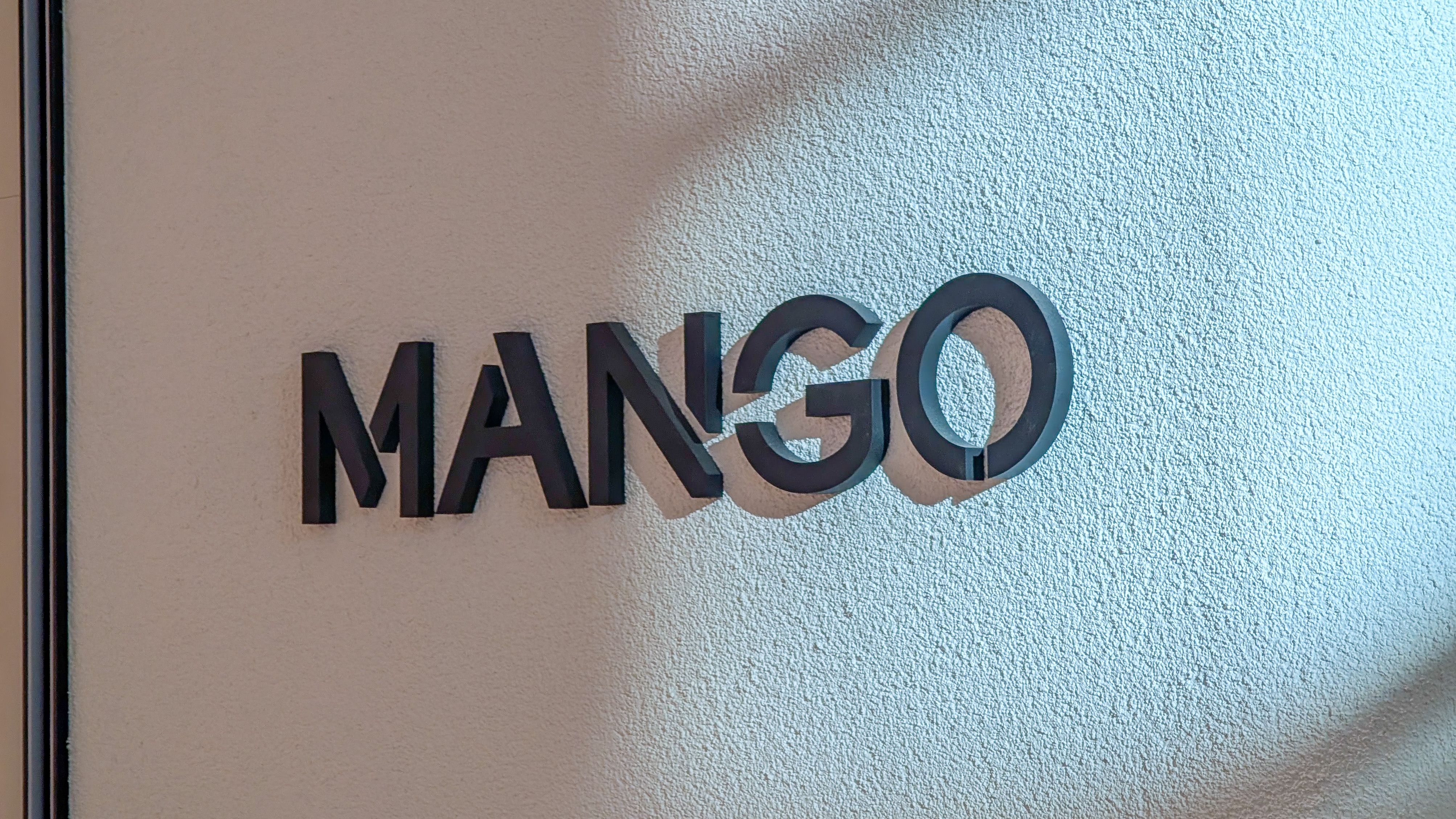 Mango retailer logo