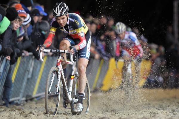 Niels Albert (BKCP-Powerplus) distances the challengers