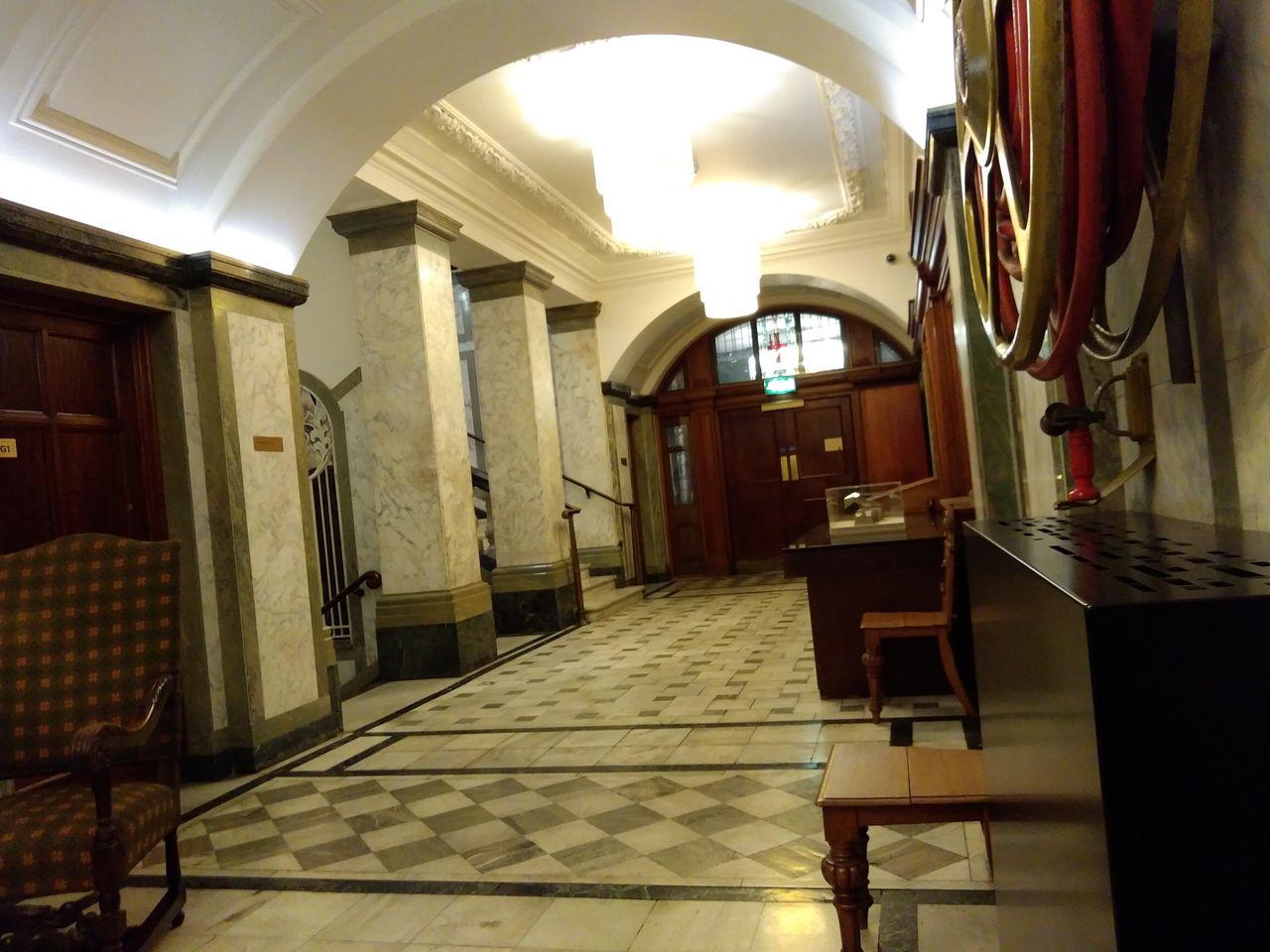 Despite less than ideal artificial lighting, the general tone of this foyer scene is pretty true to life
