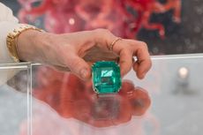 A staff member holds 'The Amazon Queen', an impressive Colombian emerald weighing 280.84 carats, estimate: $1,500,000-2,600,000 during a photocall at Phillips auction house showcasing the highlights ahead of its Geneva Jewels Auction in London, United Kingdom on April 12, 2024.