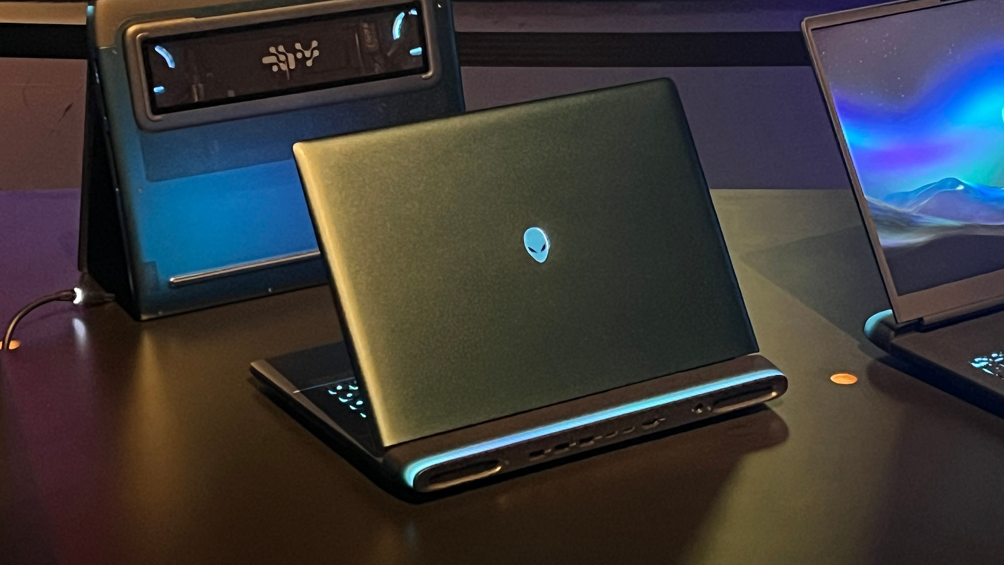 Um laptop para jogos Alienware Area 51 em exibição