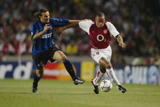 Arsenal FC vs FC Internazionale. Thierry Henry (Arsenal) and Cristiano Zanetti (Inter). Football, Ligue des Champions 2003-2004. Arsenal contre Inter de Milan. Thierry Henry (Arsenal) et Cristiano Zanetti (Inter).