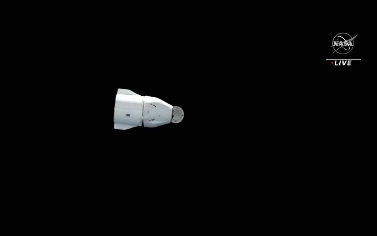 Una cápsula de carga SpaceX Dragon regresa a la Tierra